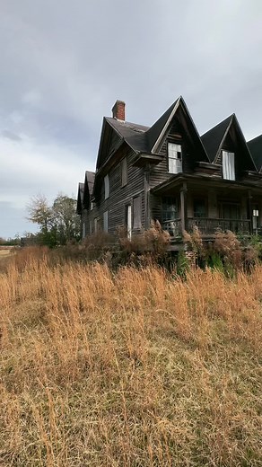 Exploring an Abandoned Mansion in South Carolina