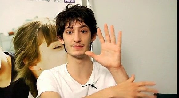 Oui, c'est bien lui ! Il y a 15 ans, cet acteur français que tout le monde connaît aujourd'hui faisait sa première apparition sur AlloCiné