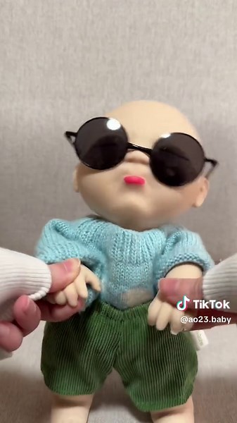 あけましておめでとう🎍 新年一発目の投稿👶🏻💙 お正月の様子はインスタに載せてるから見てみてね！ #葵二と葵三 #アグリーベイビーズ #アグリーベイビーズbig #アグリーベイビーズの居る暮らし #アグリーベイビーズ着せ替え #赤ちゃんスクイーズ #インスタも見てね #apt #踊ってみた #ダンス