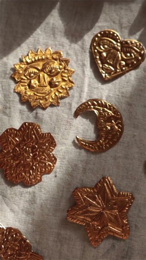 Make you own Christmas decorations from chocolate coin wrappers! #craftychristmas #makingchristmas