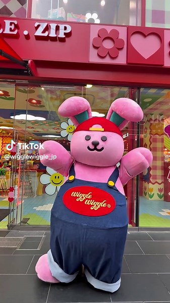 【え、全部wiggle wiggleなの!?】 原宿店はなんと！1階〜3階までまるごとwiggle wiggle!! 見どころありすぎて迷っちゃう人のために、店内ルートを大公開しちゃいますっ！ 「入り口どこ!?」「上の階ってどうやって行くの!?」そんな疑問もこの動画で解決！ wiggle wiggleの世界、全部見ていってくださいね〜🌈✨ 🎈営業時間 OPEN 10:00 - CLOSE 20:00 •〒150-0001 東京都渋谷区神宮前1-8-1 SSC原宿ビル •Ssc Harajuku Bldg., 1 Chome-8-1 Jingumae, Shibuya, Tokyo 150-0001 #wigglewiggle #ウィグルウィグル #wigglewigglejapan #原宿 #harajuku #竹下通り #原宿ショッピング #カラフルライフ