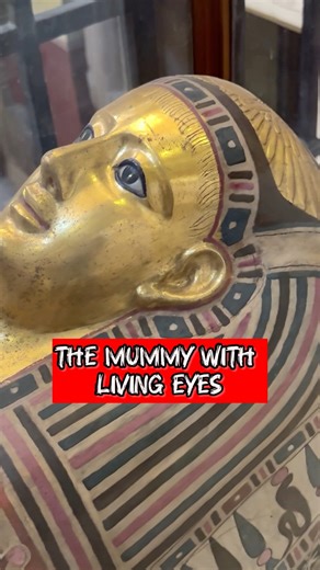 📸 The Mummy with Living Eyes… What’s Hiding Beneath That Golden Mask? 👁️✨ Inside the Egyptian Museum lies one of the most mysterious mummies ever discovered… A mummy with a golden funerary mask so lifelike, you could swear its eyes are moving when you stare at them too long. The mask shines with a haunting glow — the eyes made of obsidian and quartz, perfectly polished to reflect light like a living soul trapped within. But the real mystery lies underneath the mask… The back of the mummy is un