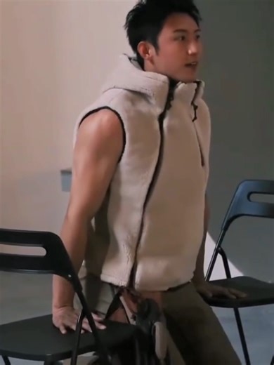 Exploring Huang Jingyu's Impressive Muscle Strength