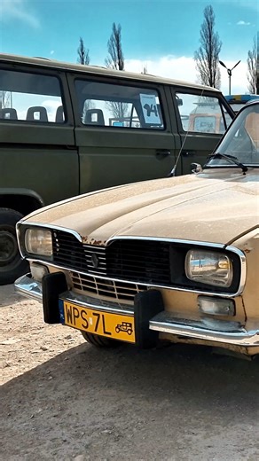 Renault 16 uznawany jest za pierwszy na świecie samochód osobowy z nadwoziem typu hatchback. Został wybrany europejskim Samochodem Roku 1966. Model TL posiadał silnik o poj. 1.6 litra i mocy 66 KM. Auto było produkowane w latach 1965-1980. #renault #renault16tl #klasycznamotoryzacja #klasycznesamochody | Automobilia.pl