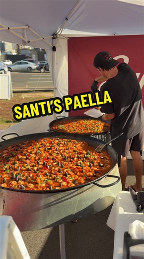 This was my first time witnessing this in person ever👏🏽👏🏽👏🏽 That rice soaks up all the ono seasonings 😋😋😋 such a great dish @santispaella 😋😋😋😋😋😋 #hawaiisfoodieking This was at the kakaako farmers market. Saturdays starting from 730am