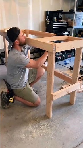 Building an easy wooden workbench or work table.