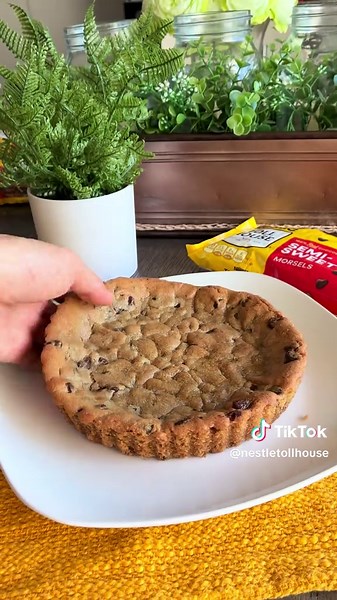 everything you could ever want in one bite…🍪🍫 S’mores Cookie Pie Ingredients Nestlé Toll House Chocolate Chip Cookie Dough Chocolate ganache Marshmallows, melted Instructions Preheat your oven to 350°F. Press the Nestlé Toll House Chocolate Chip Cookie Dough evenly into a tart pan, covering the bottom and sides to create the crust. Bake for about 20 minutes, or until the cookie crust is golden and fully baked. Let the cookie crust cool completely before adding the filling. Pour the chocolate g