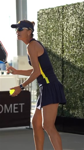 Little fun game going here. That morning @bobbioshiro and a few of us were talking about what it’s all like to play at her height. Well, I tried. It wasn’t pretty. I’m pretty sure I was in the kitchen anyway. But that’s not the point, the point is I gave @bobbioshiro a shoutout on center court. Next time she is on center court, most likely next week. She has to give @allisonhharris a shoutout. #smallbutmighty | Simone Jardim