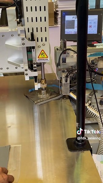 Overlock with a bag strip💥 #одежда fabрика #автоматические швейные #fábricaderopa #máquinasdecoserautomatizadas #Atelierdevestements #Machinesacoudreautomatiques #Bekleidungsfabrik #AutomatischeNämaschinen #衣料工場 #自動ミシン #의류공장 #자동재봉기#Automatic opensinglepiecebottom/sleevehemmer#Automaticbuttonhemmingoflegsinterlockmachine#Fábricaderopa#Confeccióndemoda#Produccióntextil#Manufacturadeprendas#Chrysanthemumshapedbuttonhole#Automaticpocketsetter#Double-headheattransfermachine#缝得快#缝得快自动化#automaticshirt