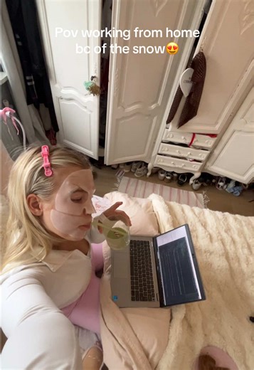 Mask coding = a amazing combo😍💗💻 #voorjou #coding #matcha #girly #mask
