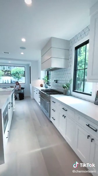 Explore the Luxurious Property at 4640 Alonzo Ave, Encino