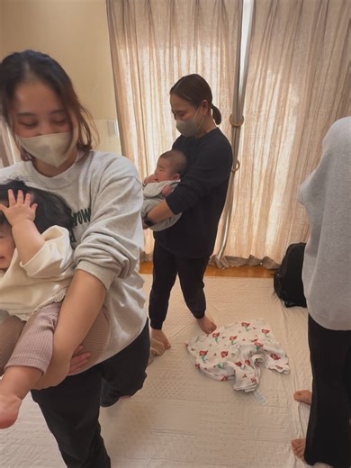 坂井もとえ⚮秦野ベビーマッサージ・ポジティブ育児|Sourireスリール on Instagram: "仕事納めは23日 ママとベビーの親子ヨガでした 赤ちゃんのお世話で 肩も背中も腰もバキバキなママ 赤ちゃんと一緒に楽しく 深呼吸したり体を伸ばしたり 少しリフレッシュしてもらえた かな。と思います 赤ちゃんはどんどん成長して いって重たくなってくるから ママが体幹を少しでも鍛えて おくと抱っこも楽になるので おうちでも続けてもらえたら 嬉しいです✨️ ・ 赤ちゃんにとっては 初めてな動きもあって 新しい刺激がたくさん✨️ ベビーマッサージとはまた少し 違ったメリットがたくさんある ベビーとママの親子ヨガです 体を動かした後は 秦野で大人気の @onigiriyumyum さんのランチ クリスマスバージョンに してくれていました🤲´- ありがとうございます！ ・ 美味しいランチと 楽しいおしゃべり みなさんとっても楽しんで くださっいて その笑顔を見れることが幸せ💞 ・・ 次の親子ヨガは少し先で 2月9日の予定です。 今度は @hadanoyoga_snm さんにも来て頂いて ママ