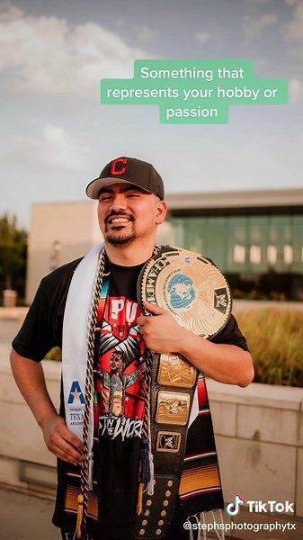 Personalize your grad session even more by bringing some props!✨🎓 #dallasgraduate #texasseniorphotographer #dallasseniorphotographer #smu #twu #uta #unt #latinaphotographer #dallascreatives #dfwphotographer #graduationphotographer #propideas #graduationideas