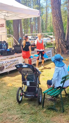 🎪✨ Music, magic, and memories for all ages! Whether it’s your first festival or your fiftieth, Father’s Day Festival is where the whole family belongs—dancing in the dust, strumming in the sun, and yes… even juggling under the pines 🌲🎶 Bring the kiddos, bring grandma, bring the joy. 💙 #CBABluegrass #FathersDayFestival #FamilyGrass #BluegrassForEveryone #FestivalFun @keeponthegrass.music | California Bluegrass Association