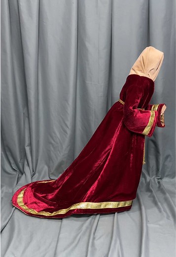 Túnica de Nazareno en Terciopelo Rojo para Semana Santa