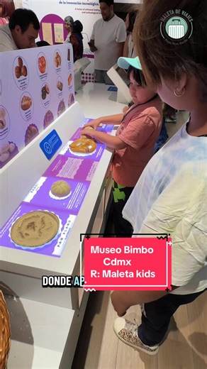 Hoy descubrimos un lugar donde el pan no solo se come… ¡se vive! 😱 Visitamos el Museo Interactivo Bimbo y es literalmente un parque de juegos lleno de historia, tecnología y muuucha imaginación. Aquí puedes tocar todo, jugar, aprender cómo el pan va del campo 🌾 a tu mesa 🥪, subirte a simuladores y convertirte en un súper héroe repartidor 🚚⚡. Son más de 80 experiencias interactivas que celebran los 80 años de Grupo Bimbo. 📍 Isabel La Católica 51, Centro Histórico CDMX 💰 Desde $100 pesos 🕘 