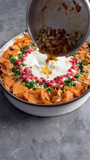 Sara El Refaie on Instagram‎: "The one recipe I never changed & the one recipe thousands of you tried & keep going back to it every Ramadan 🌙 Eggplant Fattah! كل رمضان وأنتم طيبين ❤️ لعمل صوص الزبادى: ٨ علب زبادى (العلبة ١٠٥ جرام) ٥ معالق كبيرة لبن ٤ معالق كبيرة خل ٢ فص توم وسط مفرومين ناعم ملح فقط لعمل البتنجان: ١ كيلو بتنجان زيت عباد شمس رشة ملح صغيرة قطعوا البتنجان متوسط مش صغير عشان بيكش اوى بعد السوى. نسخن الاير فراير على درجة حرارة ١٨٠ لحد ما تسخن اوى - تقريبا ٣-٤ دقايق. نحط البتنجان لمدة