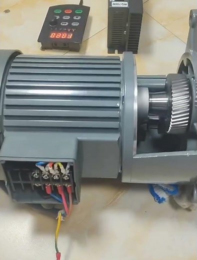See how a gearmotor’s working inside the gearbox. #gearbox #gear #electric #motor #smooth #drive