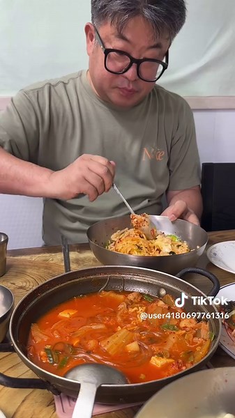 부산 영도 46년 7000원 김치찌개 #영도간판없는식당 관광객은 아예 모르고 동네 어르신들은 아는 유명한 식당 #부산맛집 #영도맛집 #자갈치맛집 #남포동맛집 Busan’s 46-Year-Old Kimchi Stew Specialty Restaurant 파란색집이 ’영도 간판없는 식당‘ ​ 저도 영도에 이런 곳이 있을줄은 몰랐는데 지인분께서 ’영도 간판없는 식당‘이라는 곳이 있는데 상호명 영도간판없는식당 부산광역시 영도구 봉래동3가 196 영업시간 매주 일요일 휴무 06:00 ~ 20:00 월, 화, 수, 목, 금 06:00 ~ 17:00 토요일 김치찌개or된장찌개 둘 중에 선택하시면되고 ​ 기호에따라 계란후라이추가, 라면, 라면사리 등을 추가할 수 있었어요 ​ 한끼 7,000원 가격 대박이에요 9종 나물이 담긴 그릇과 밥이담긴 비빔밥용 그릇, 비빔밥에 참기름을 마음것 넣어 먹을 수 있도록 테이블마다 참기름 통이 있었는데요!!! ​ ​ 영도간판없는식당의 고추장은 자극적인 매운 맛은 없