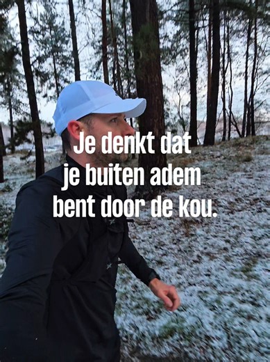 Je denkt dat je buiten adem bent door de kou. Maar het is je ademhaling die je in de steek laat. Zodra die koude lucht binnenkomt, reageert je systeem alsof er gevaar dreigt. → Je luchtwegen trekken reflexmatig samen → Je ademt sneller, oppervlakkiger → Je schakelt automatisch over op mondademhaling → En je verliest de controle over je ritme Gevolg? → Je verliest CO₂ — het gas dat je nodig hebt om zuurstof af te geven aan je cellen → Je zuurstofopname daalt → Je voelt paniek, verzuuring, ademnoo