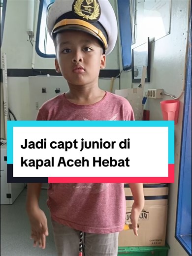 Hal yg gak pernah kita tau adalah, boleh ternyata berkunjung ke Anjungan. Awalnya anakku dipinjami topi capt. Tapi saat mulai sandar, karena sedih topinya bakal dikembalikan. Om Deo & Om Capt ngasih hadiah topi yg ukuranya paling kecil buat Capt Junior Antasena. Terimakasih banget. Ini bakalan jadi pengalaman yg akan diingat sepanjang hayat untuk anak kami. #acehhebat #kapallawd #budionosiregar #sabangisland #liburan
