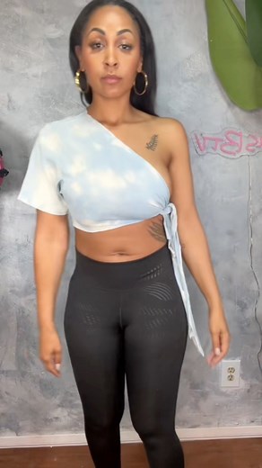 Cute way to cut a graphic tee #fashionhacks #sewing #diyideas #tshirtdesign #upcycling | Jusbtv