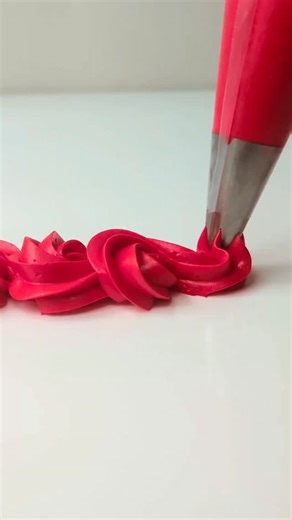 Lily Vanilli Bakery, London on Instagram: "Key simple border piping techniques, with just a few key nozzles to up your cake decorating game. The first nozzle is a leaf tip repurposed for a cute border which I use a lot, it's relatively simple to do, and has a nice effect without loads of intricate piping work. Save these for later, and practise on a plate or clean side board before going onto your cake We have loads of really affordable online cake decorating classes at the link in bio to help y