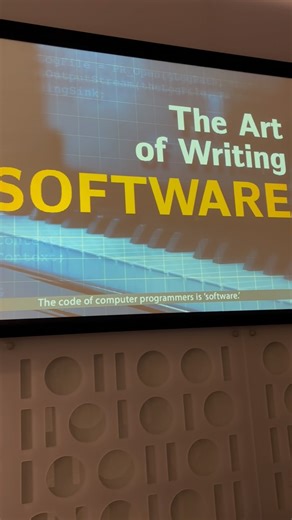 lesly🍫 on Instagram: "El arte de escribir software 👩‍💻 Desde Fortran hasta… c# 2020 📍 Museo de la Historia de la Computación, Mountain View, California, EEUU"