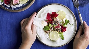 Halstrad tonfisk med yuzu-majo och rödbeta