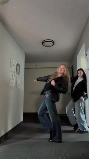 All aboard the Double Dutch Bus🚌💥 🚌 molly long choreo has us in a chokehold for the second year in a row 😆🫶🏻#capcut #capcutpioneer #dancewithcapcut How to do the Molly Long Debuts Double Dutch Bus Dance using your photo? Here's the tutorial for you.Molly Long Debuts Double Dutch Bus Dance, molly long dancing, molly's long dancing herself, molly's long dancing double dutch bus, molly's long dancing with the stars, molly's long dancing do re mi, mollie dance, molly's long dancing, mollylong 
