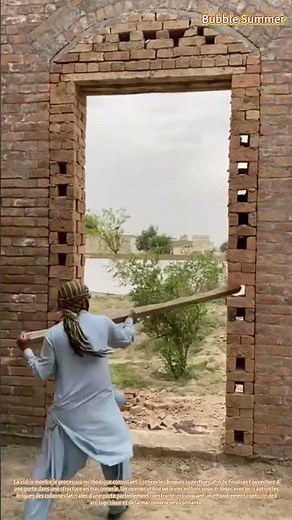 Démolition de briques : démantèlement d'une partie de mur pour achever une ouverture de porte