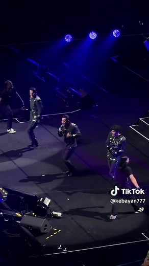 Day 1 KRU concert~~ Ohh! La! La! 🔥🔥🔥 #genKRU #konsertKRU #KRUcomeback #iconentertainment #axiataarenabukitjalil #fyp