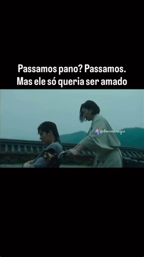Em Revolver, Ji Chang-wook aparece pouco, mas quando aparece… pronto, já chama toda a atenção. O personagem é todo errado, todo torto, mas dá para sentir que nada ali é por maldade pura. É carência, é vontade de ser visto, de ser amado. Aquele tipo de personagem que faz a gente suspirar e pensar “tá errado, mas eu entendo”. E é isso que ele faz tão bem, mesmo com poucas cenas, deixa a marca dele. #jichangwook #revolver #doramas #kdrama #doramamagia | Dorama Magia