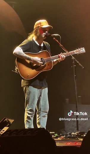 Billy Strings Live Performance: Walk On Boy in Lexington