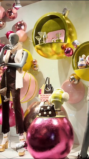 Anthropologie Christmas windows, New York City 🎄🛍️ Beautiful holiday displays in the heart of Manhattan ✨🗽 #nycwalk #anthropologie #christmaswindows #holidayseasonnyc #elliewalks | Ellie.Walks
