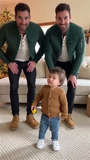"Baby's Adorable Reaction to Identical Twins😂❤️"