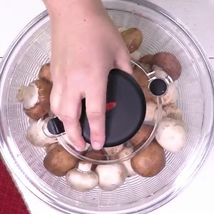 Love mushrooms but hate cleaning them? You're going to LOVE this simple kitchen tip! We're going to show you the EASIEST way to clean mushrooms, in just minutes! No brush needed! And if you always thought cleaning mushrooms with water was not advised, you're going to want to read this as well! -> https://www.adishofdailylife.com/2018/12/easiest-way-to-clean-mushrooms/ | A Dish of Daily Life