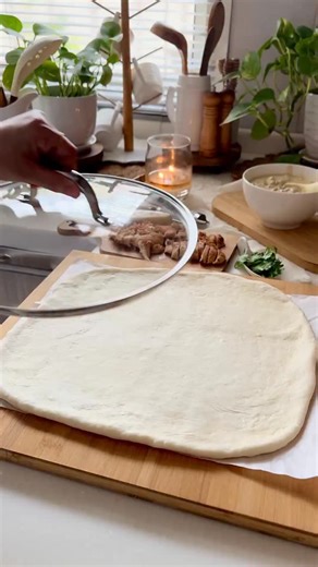 Engeeeno🕊 | ‎⁨ 🍕 بيتزا ألفريدو أولاً: مكونات الحشوة (الدجاج وصوص الألفريدو) 🔸 الدجاج: • صدور دجاج متبلة حسب الرغبة 🔸 صوص الألفريدو: • ملعقة كبيرة...‎ | Instagram