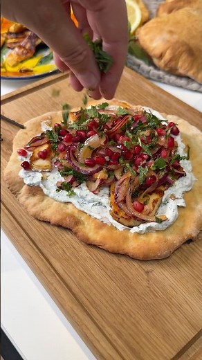 Hjemmelavet fladbrød | med halloumi, citronmarinerede rødløg & yoghurtdressing 🌿