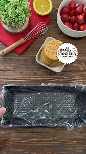 Cerchi un dessert scenografico, golosissimo e che si prepara senza fatica? Ecco quello che fa per te! Un dolce con biscotti crema pasticcera e frutta fresca 🍓😋 Facilissimo, bello ma soprattutto tanto goloso! Ricetta completa: https://blog.giallozafferano.it/melacannellaefantasia/dolce-con-biscotti-secchi/ | Blog Giallozafferano