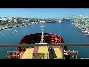 Time Lapse: A Container Ship Rides Like the Wind