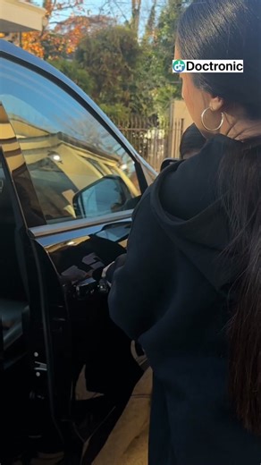 Instant Doctor Access: Chat with AI and Live Doctors