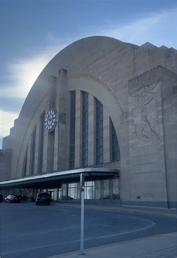 If you’re ever visiting Cincinnati, the @Cincinnati Museum Center is a must see! It’s one of the best Art Deco buildings in the U.S. and the home to multiple museums under one roof: – Museum of Natural History & Science 🦖 – Cincinnati History Museum ⚾️ – Duke Energy Children’s Museum 🛝 • OMNIMAX theater • and rotating special exhibits (currently: “Auschwitz,” which was heartbreaking yet so important!) 🕙 Hours: Typically 10 AM–5 PM (check ahead — hours can vary) 🎟️ Price: General admission st