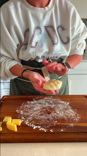 CHEESY MASHED POTATO CAKES