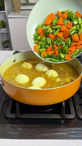 This simple chicken curry sauce it’s so good and will leave you wanting more 👌 Boneless chicken Thyme Curry powder Chicken seasoning All purpose seasoning Seasoning powder Cornflour slurry Carrot Green beans Bell peppers Salt to taste Veg oil #explore #foodblog #foodrecipes #chickensauce #foodblogger | Grace Value