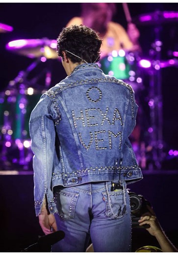 Joe Jonas usa jaqueta 'O Hexa vem' em homenagem à Seleção Brasileira