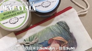 #DecoupageTutorial #蝶古巴特纸艺拼贴 《Image Transfer on Canvas Bag 》 《帆布袋转印拼贴》 ✅Subscribe to my YouTube channel to keep you updated on the latest #FolkArtPainting and #Decoupage teaching content ✅訂閱我的YouTube 頻道，第一時間通知您最新的#彩繪 和#蝶古巴特 教學內容 🔗 https://www.youtube.com/channel/UCb11RSpo6nl9riJFBTdiODQ Material and tools needed :- 所需工具與材料/- 🔸SuNi Art Mixed Decoupage Glue - SuNi Art 多媒材拼贴胶 🔸SuNi Art Mixed Decoupage Varnish - SuNi Art 多媒材亮光保護劑 🔸Printed images 图纸 🔸scissor剪刀 🔸iron熨斗 🔸hair dryer 吹风机 💟💟 🔗Pr