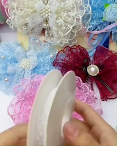 ✨ ¿Te gustan los lazos y las manualidades? Hoy puedes aprender a crearlos desde cero y transformar esa habilidad en un negocio rentable. 🎀 🙌 Te invito a unirte a nuestras clases gratis de lazos, donde descubrirás técnicas fáciles, creativas y llenas de estilo. 👉 El link está en el primer comentario, no te lo pierdas. #lazos #lazosparaniñas #manualidades #emprendimientodesdecasa #accesoriosparaniñas #diseñoconlazos #lazoshermosos #emprendimiento #hechoamano #aprendelazos #creatividad #lazosper