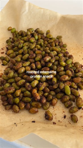 Crunchy edamame protein snack👇🏼🫛 I’m obsessed with roasted beans! The texture makes it way more enjoyable. If you want a nutritious and delicious snack, save this post and give it a try! Follow @tessbegg for more recipes 🌿 Serves 1-2 (100g of edamame has around 12g protein) Ingredients: 200g edamame beans (thawed if frozen) Drizzle of olive oil Pinch of salt and pepper 1 tsp garlic powder (or minced garlic) 1/4 tsp onion powder 1 tsp smoked paprika 1/2 tsp chilli flakes Add the edamame along
