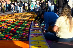 Las alfombras que sorprenden el Viernes Santo en Antigua